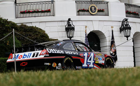 president-barack-obama-tony-stewat-nascar-6
